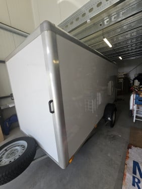 Trailer van 2018, opbouw 4 meter, zo goed als nieuw.