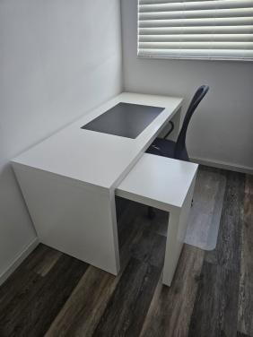 Bureau met bureaustoel en accessoires