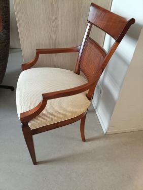 Oud stoeltje beige stof