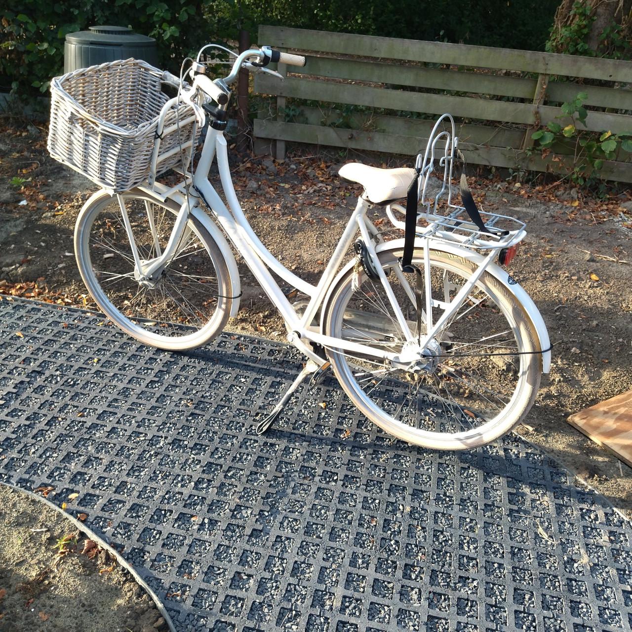 Creme kleurige batavas diva fiets