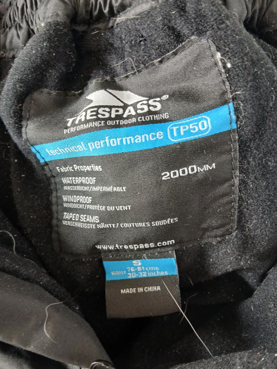 Skies, schoenen, stokken, jack en broek en helm wegens stoppen met skien