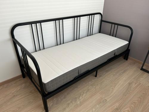 IKEA bedbank met onderstel