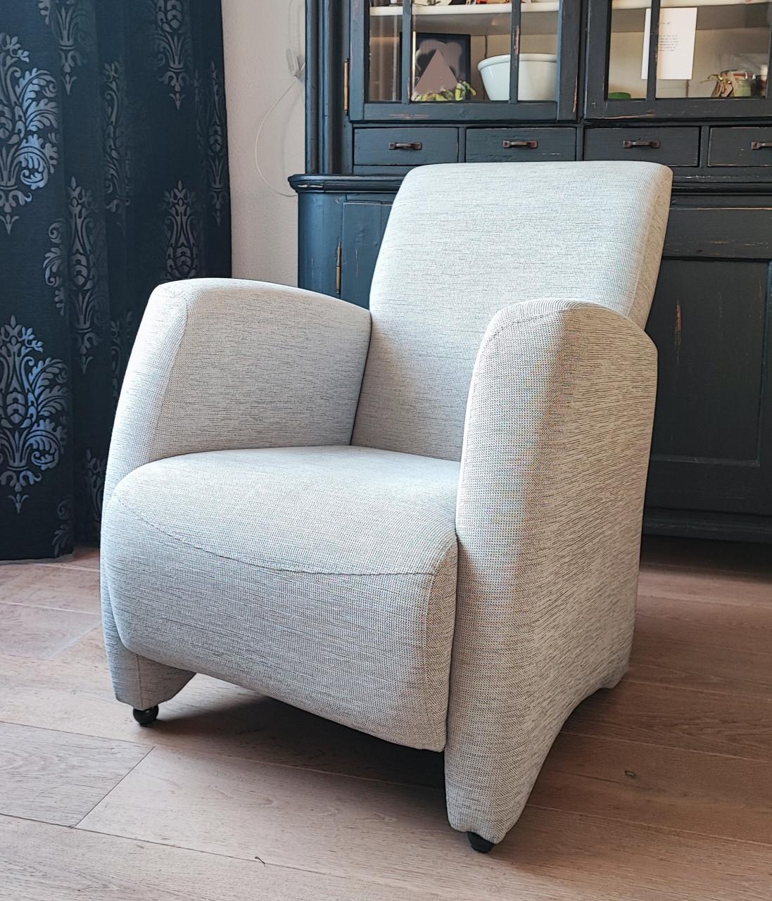 Twee fraaie zilvergrijze fauteuils