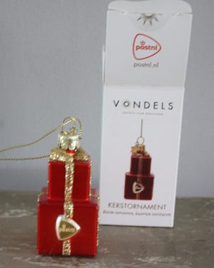 Kerstbal vondel in verpakking rode kadotjes