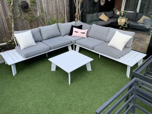 Loungset wit Alminium met zijplataus, kussens en tafel.