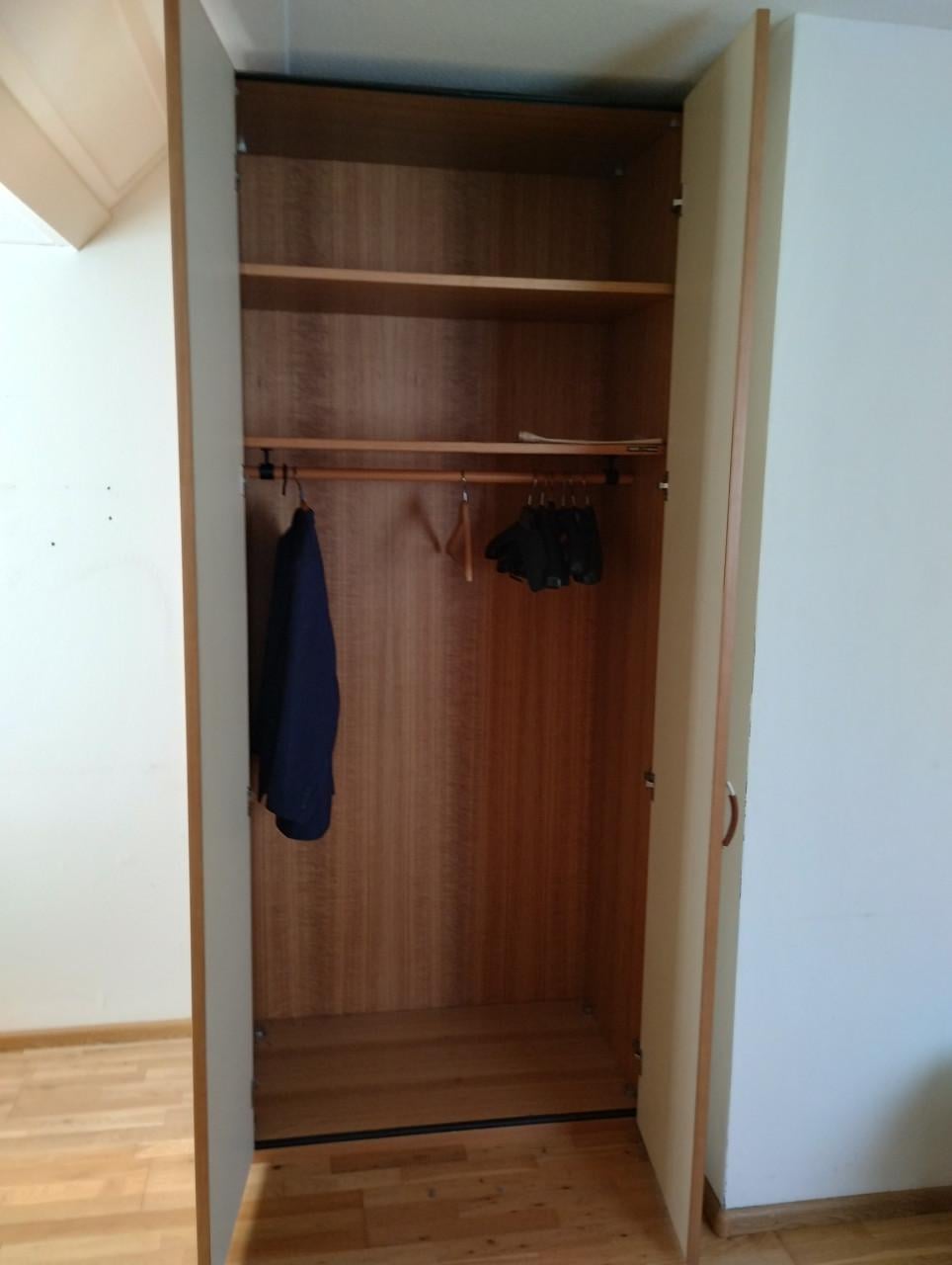 Hoge kleding kast