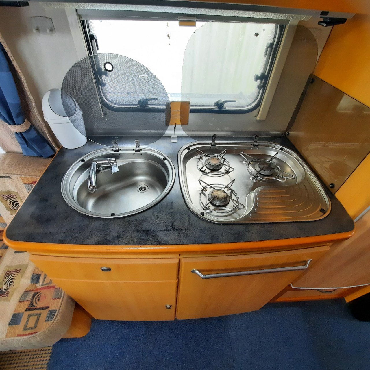LMC 560 Dominant met voortent, mover en airco (lengtebedden)