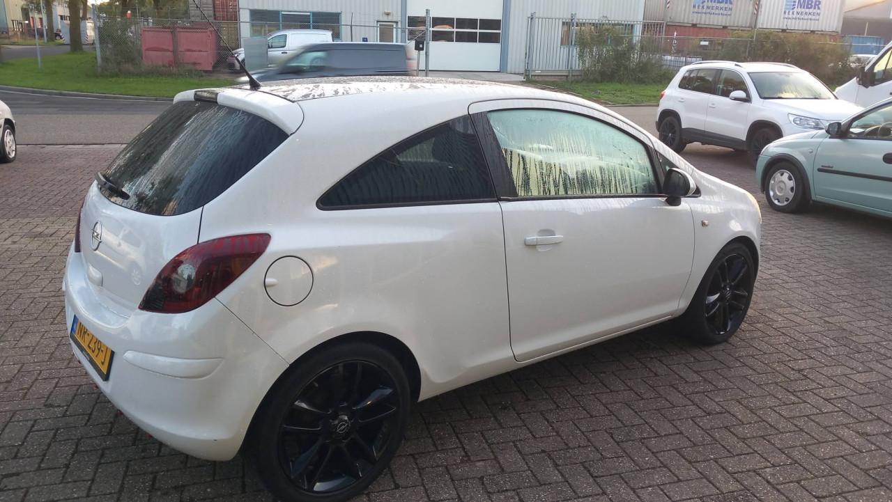 Opel Corsa 1.4 16v 111 Edition 3deurs bj:2010 airco lm-velgen apk 7-2027