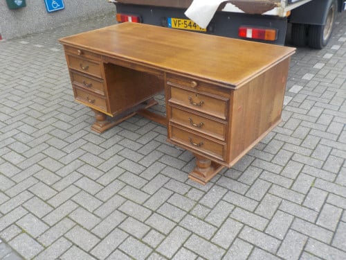 Mooie kwaliteit jaren '70  eiken bureau in zeer goede staat