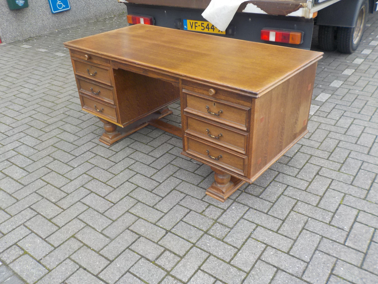 Mooie kwaliteit jaren '70  eiken bureau in zeer goede staat