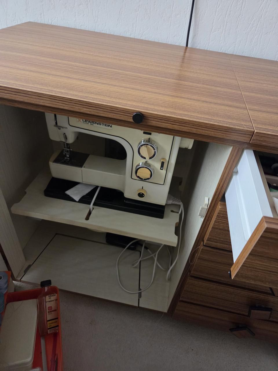 Naaimachine en volledige kast inclusief naaigerei