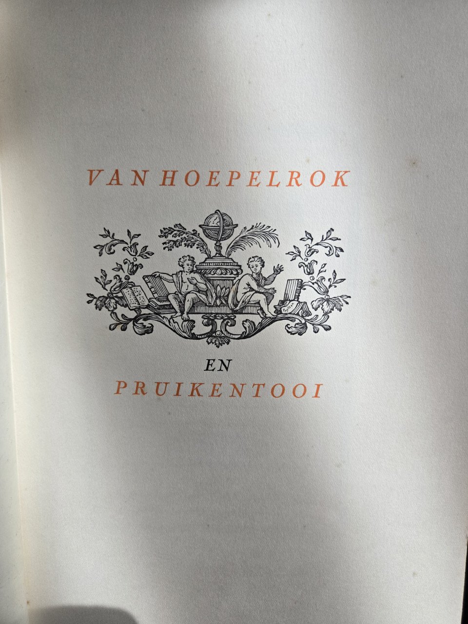 Boek: Van hoepelrok en pruikentooi 1939 gebonden boek 381 blz.