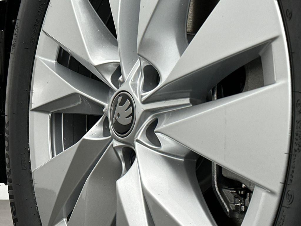 Skoda Elroq business edition tour elektromotor 210 kw / 286 pk