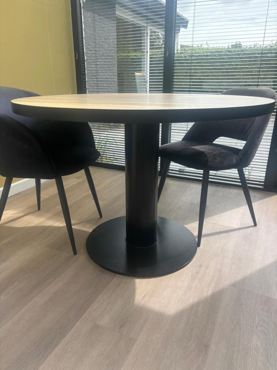 Eettafel met 3 stoeltjes. 1,5 jaar oud