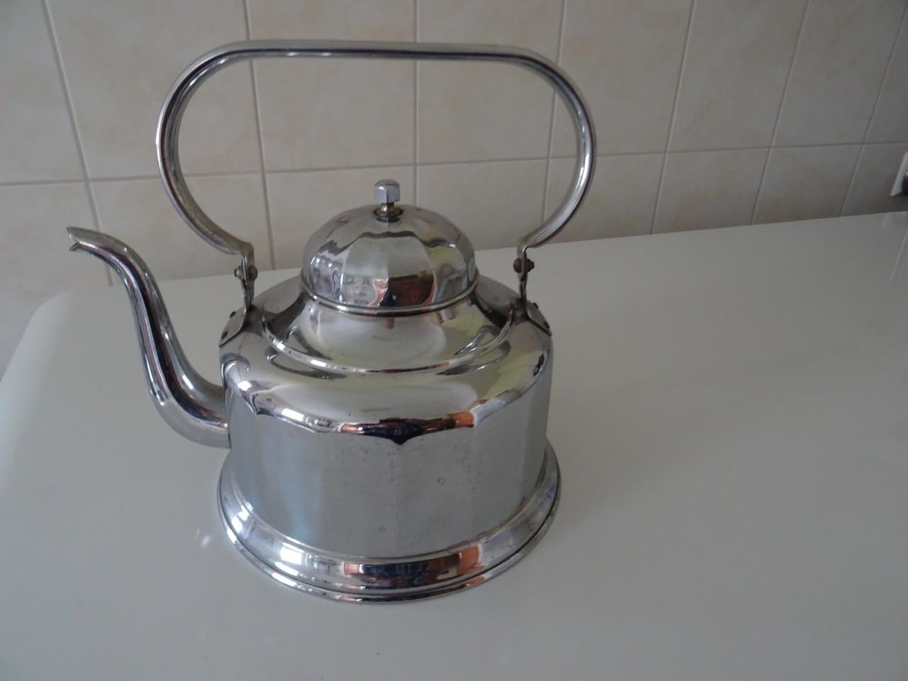 Te koop nog hele mooie water ketel nooit gebruikt sier en of op de kachel ?