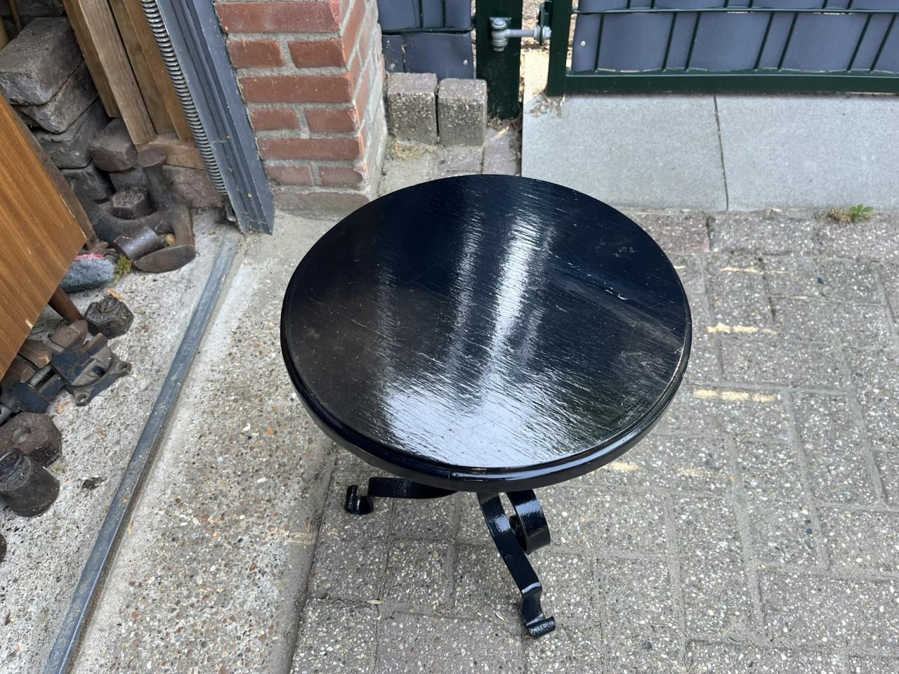 Bijzettafeltje gietijzeren driepoot