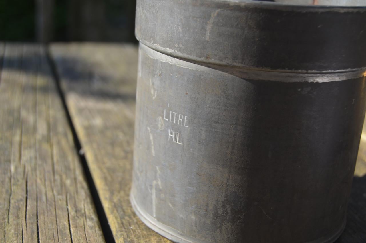 4 Tinnen kannen / maatbekers diverse maten