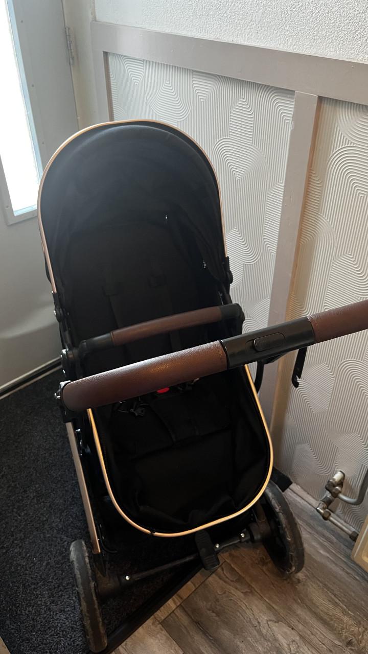 Mooie rosegoude kinderwagen