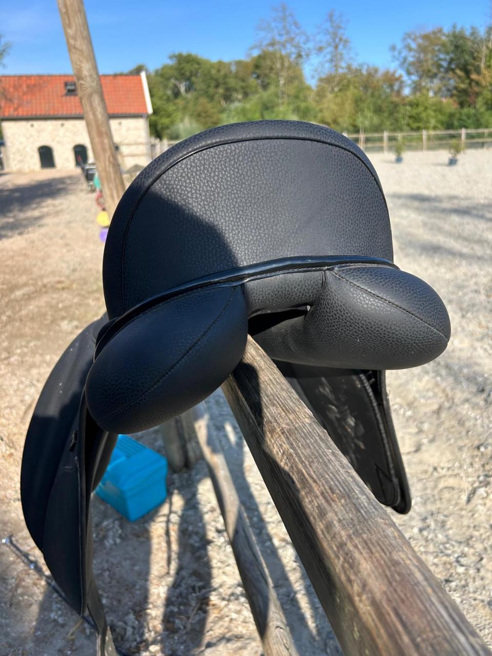Norton dressuur zadel - praktisch nieuw! 17,5 inch