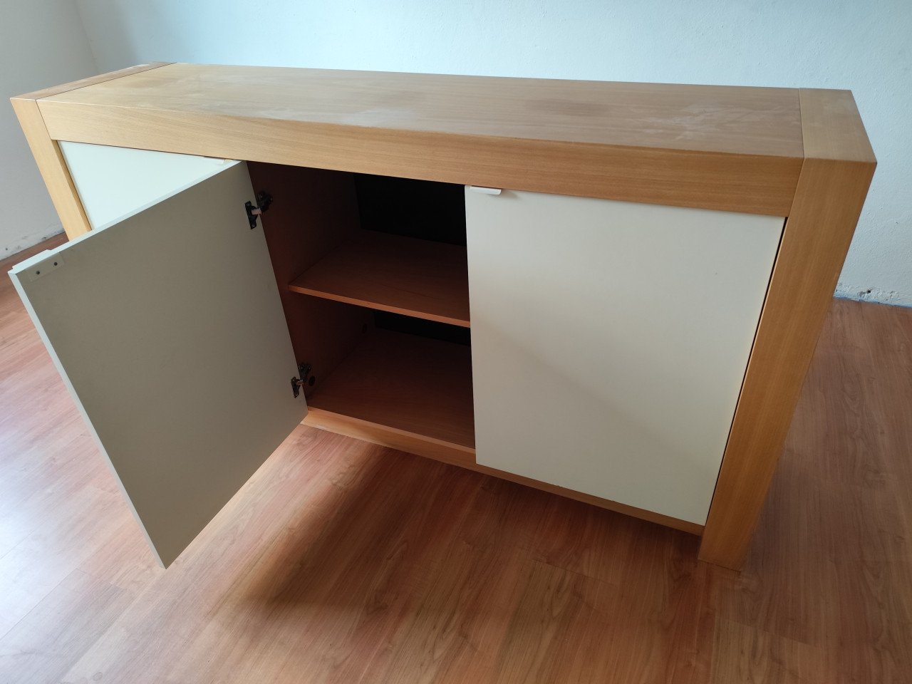 Dressoir kast. Houtlook met witte deuren.