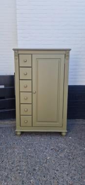 Leuke kast in trendy kleur