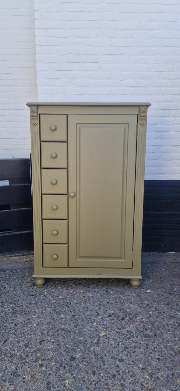 Leuke kast in trendy kleur