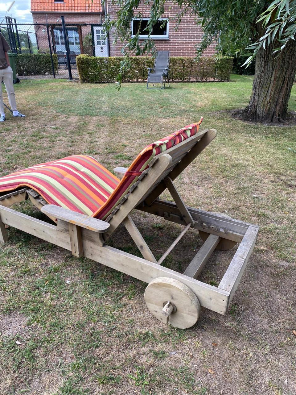 Houten ligstoel met kussen