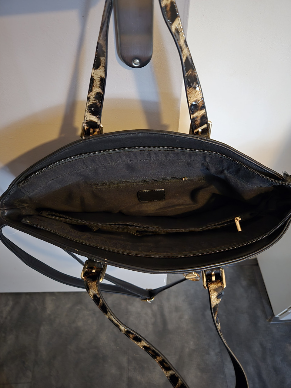 Tas MK zwart met kleine beschadigingen aan de onderste rand, 40x30cm Teab.