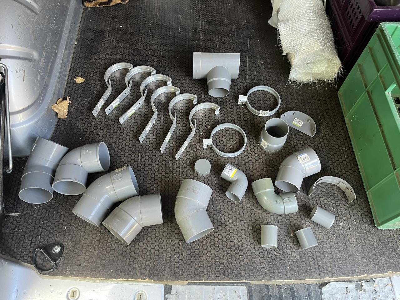 PVC pijpstukken, dakgootbeugel e.d.