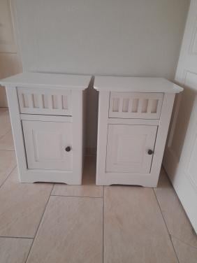 2 Massief houten nachtkastjes (in goede staat )