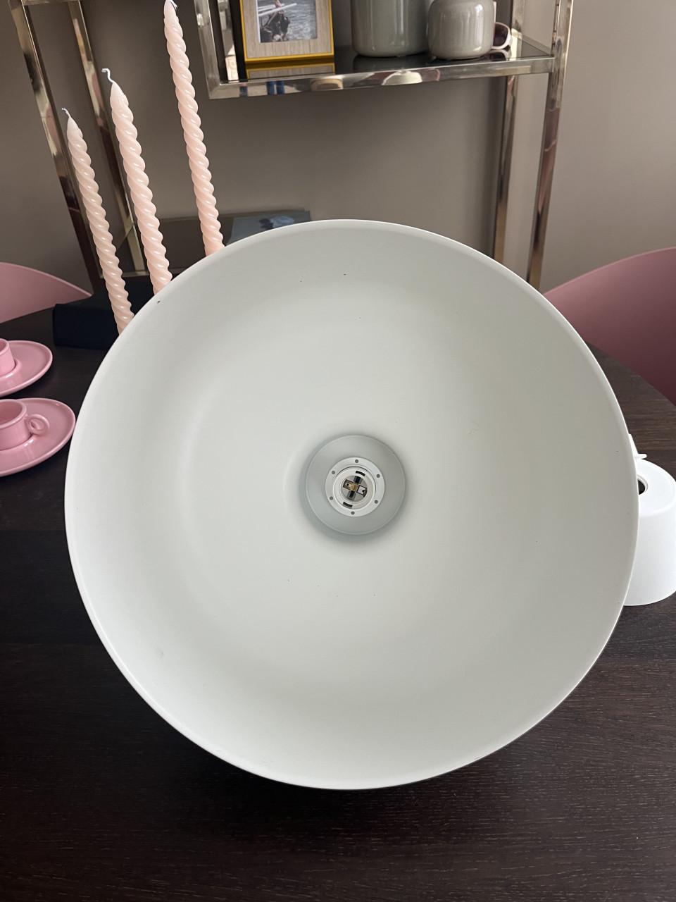 Leuke witte metalen lamp