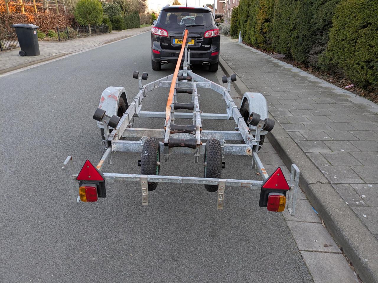 Kanteltrailer (Pega 600/300) met nieuwe onderdelen (o.a. Knott-as)