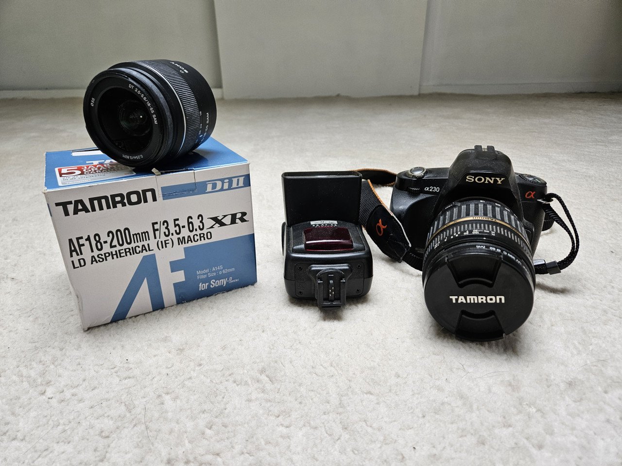 Sony a230 met flitser en twee lenzen.
