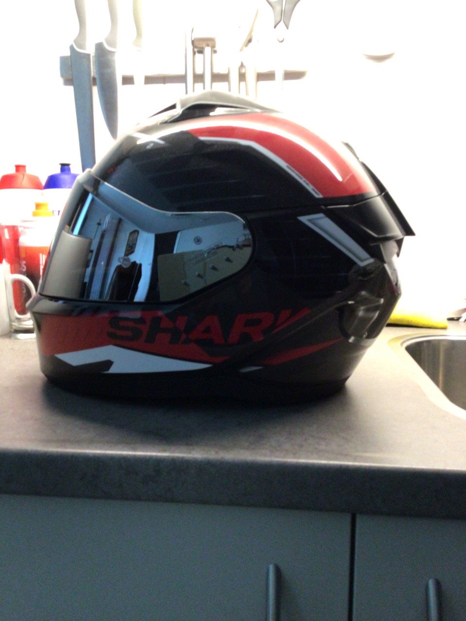 TE KOOP, SPLINTERNIEUWE, ONGEBRUIKTE SHARK MOTORHELM/BROMFIETSHELM!