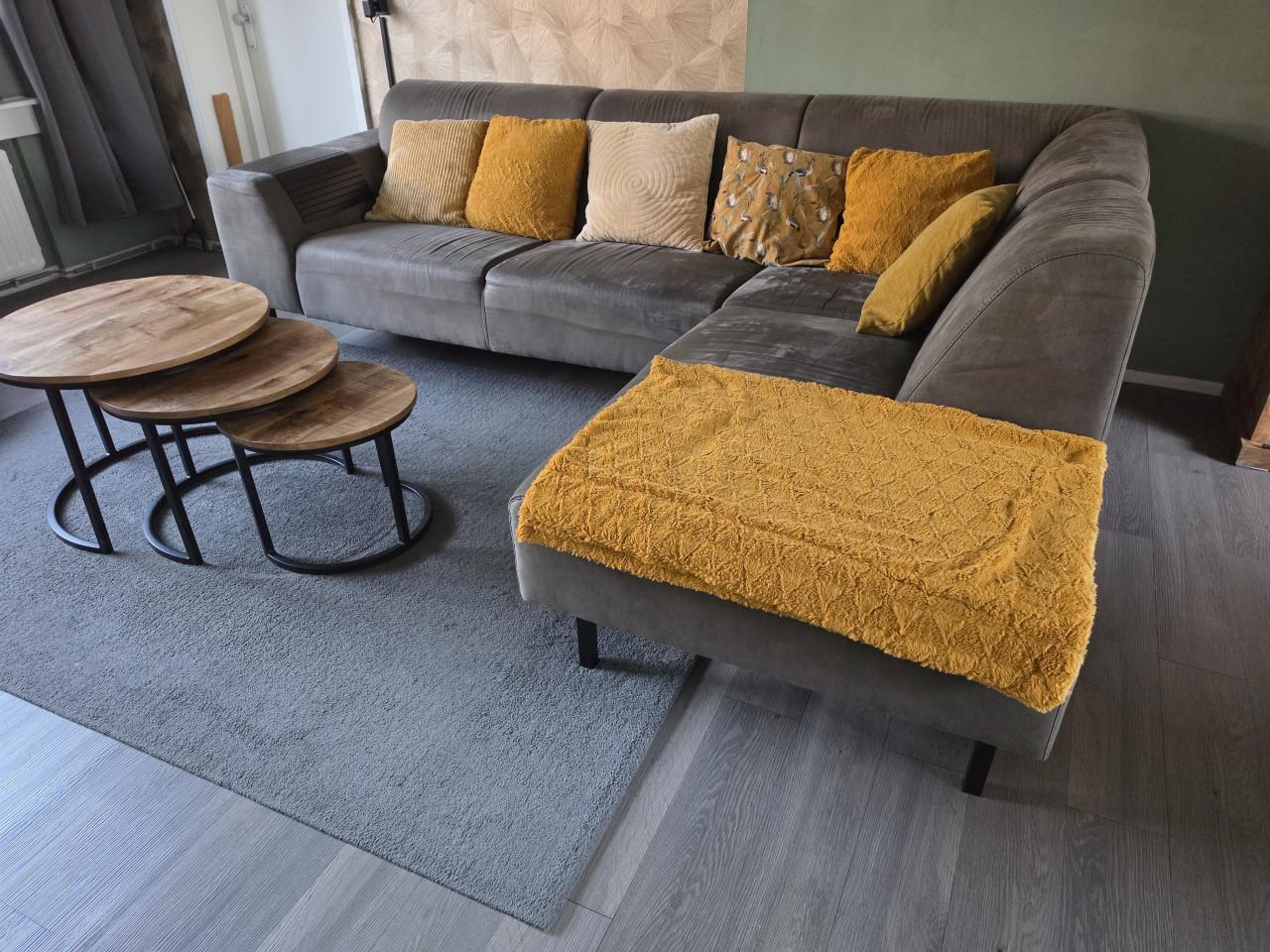 Mooie grijze hoekbank met hocker