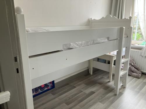 Stevig semi meisjes halfhoogslaper met lattenbodem
