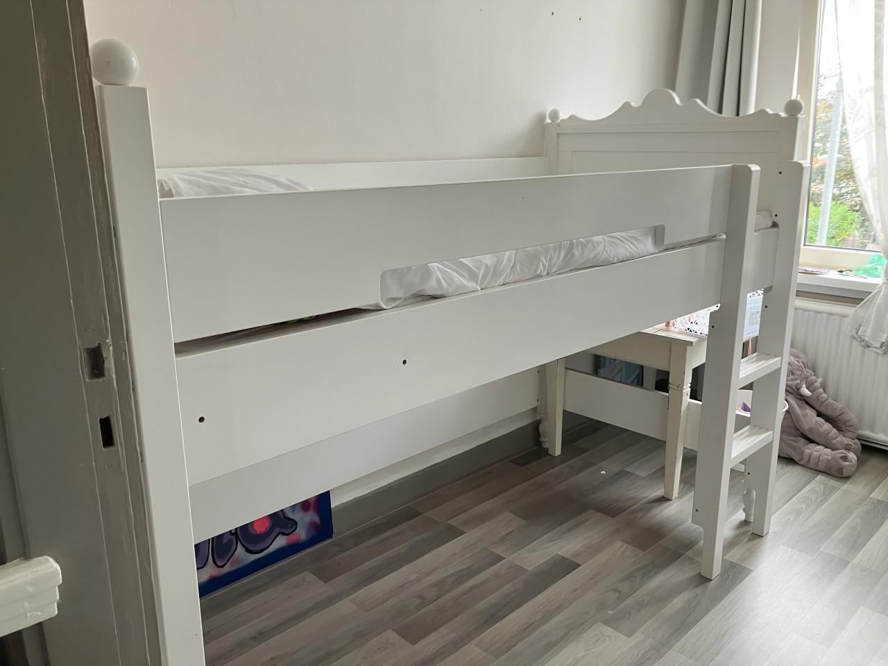 Stevig semi meisjes halfhoogslaper met lattenbodem