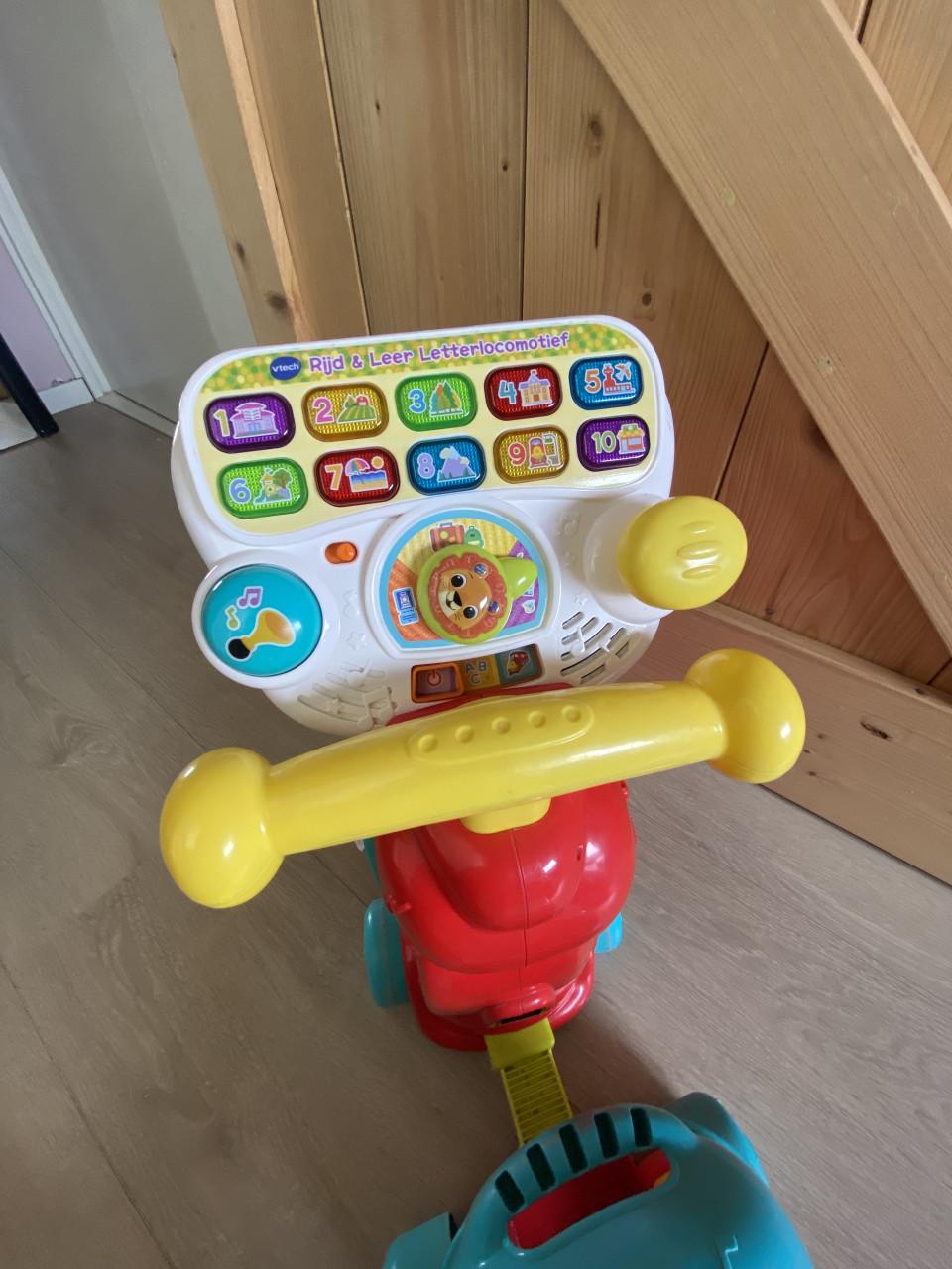 VTech Baby Rijd en Leer letterlocomotief