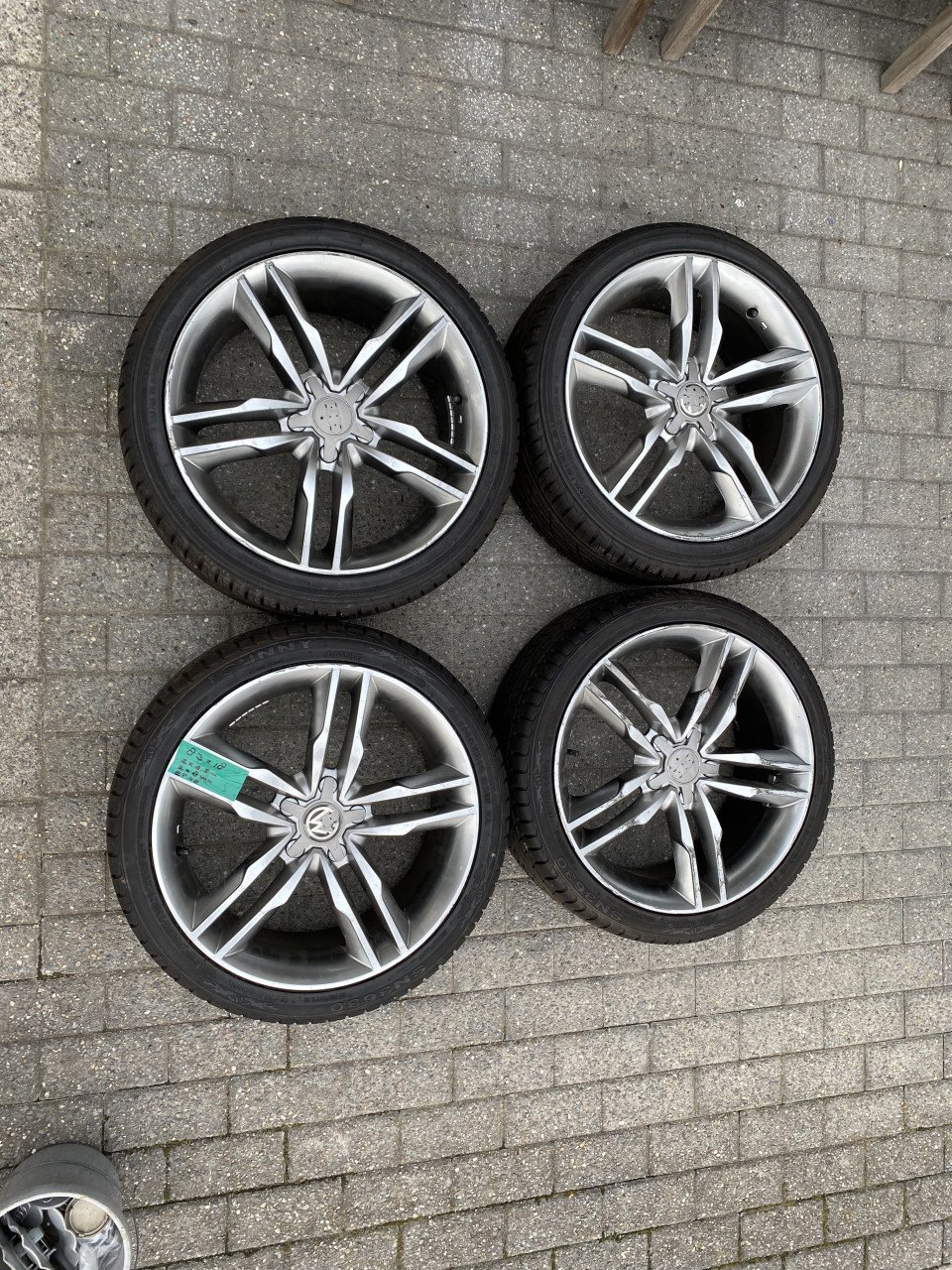 Diverse banden met velgen te koop