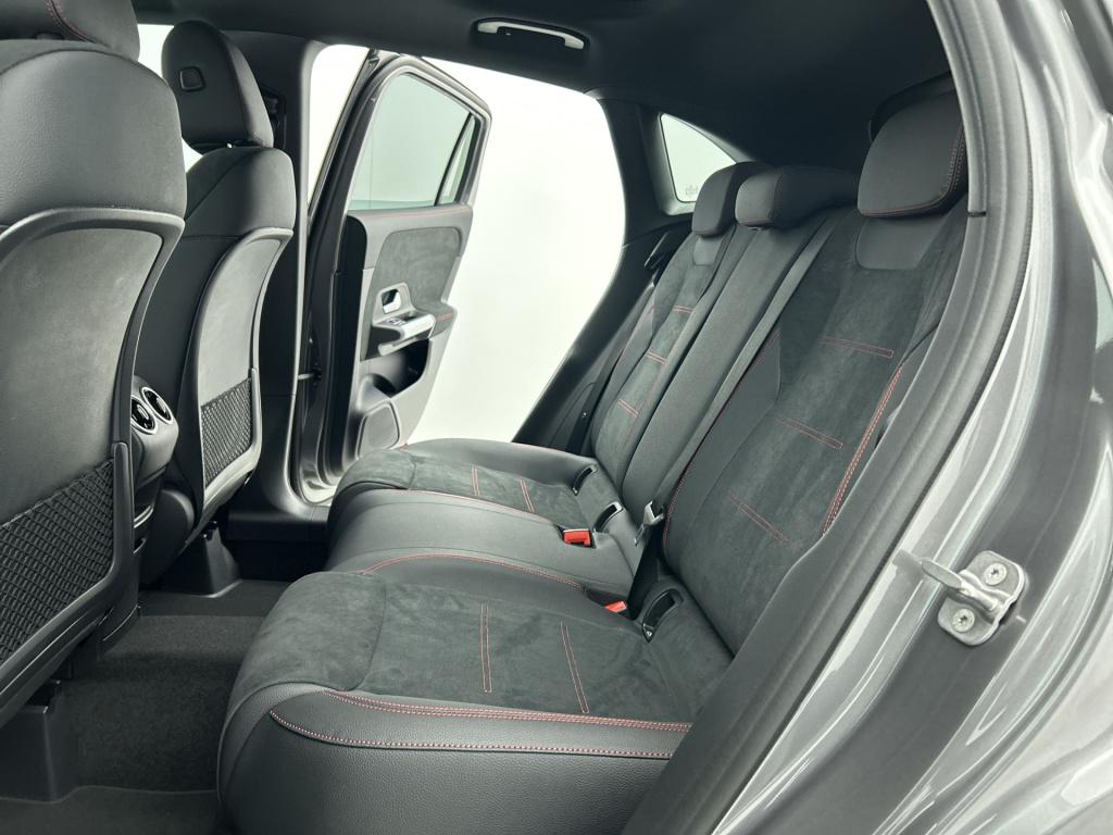 Mercedes-Benz Gla-klasse 180 business solution amg | nightpakket | trekhaak