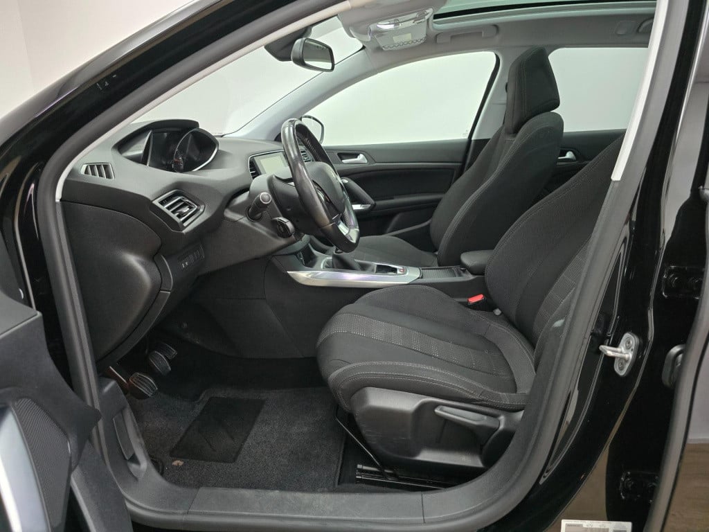 Peugeot 308 sw occasion stationwagen met trekhaak en grote kofferbak | twee