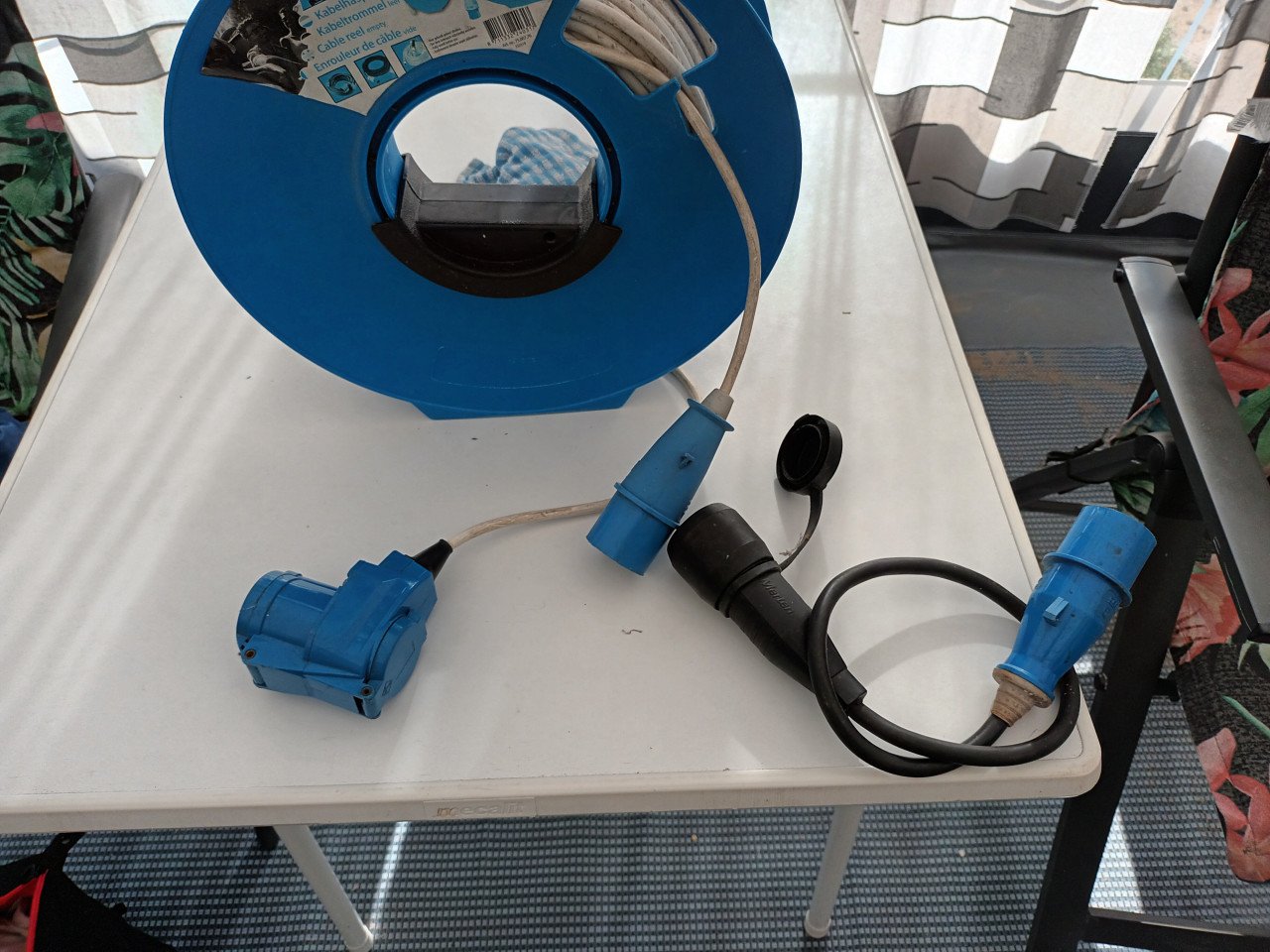 Kabelhaspel met 25 meter 3 aderige PVC kabel met CEE camping stekers