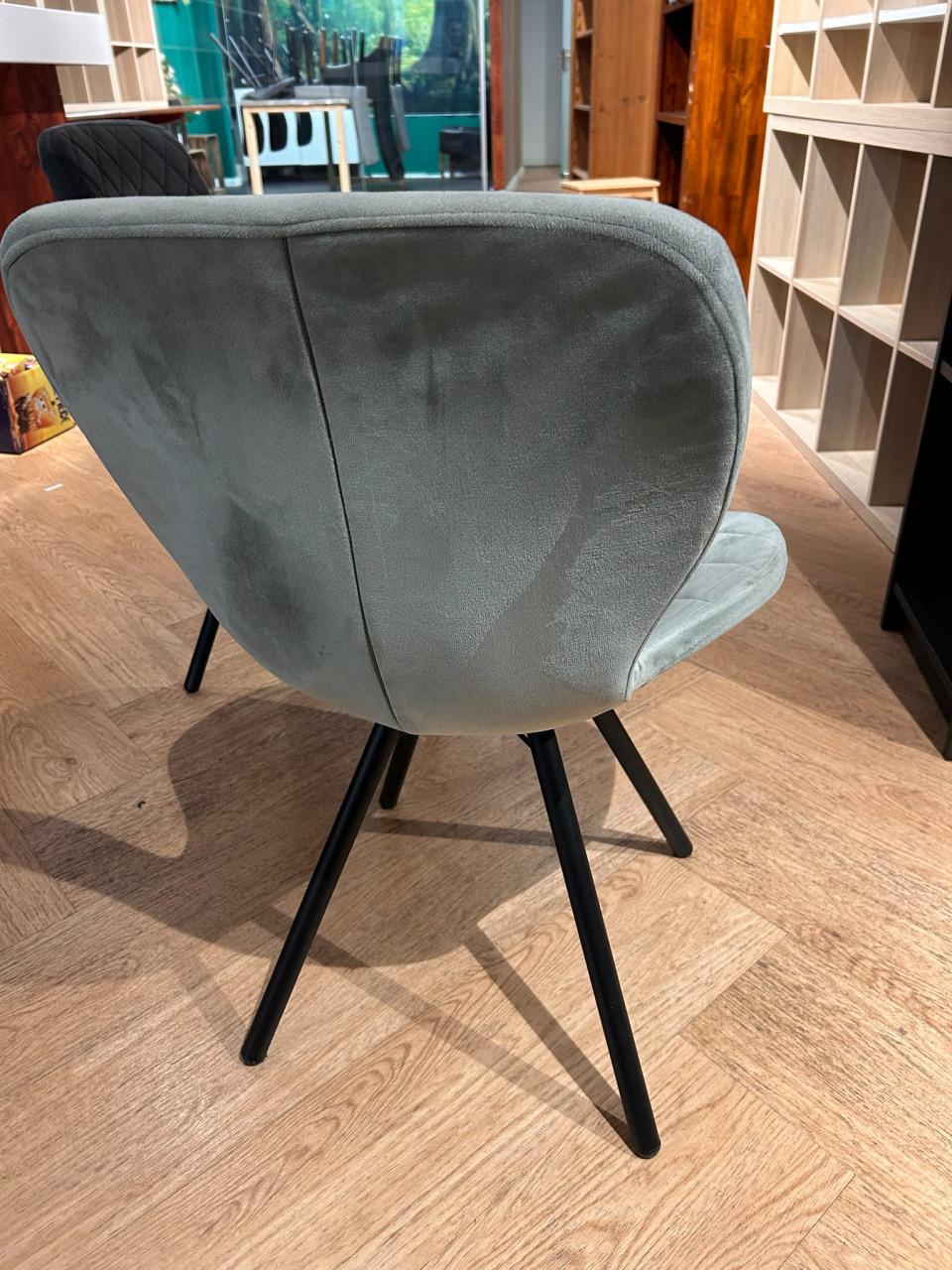 Div stoelen te koop ook te combineren met een aantal tafels of banken