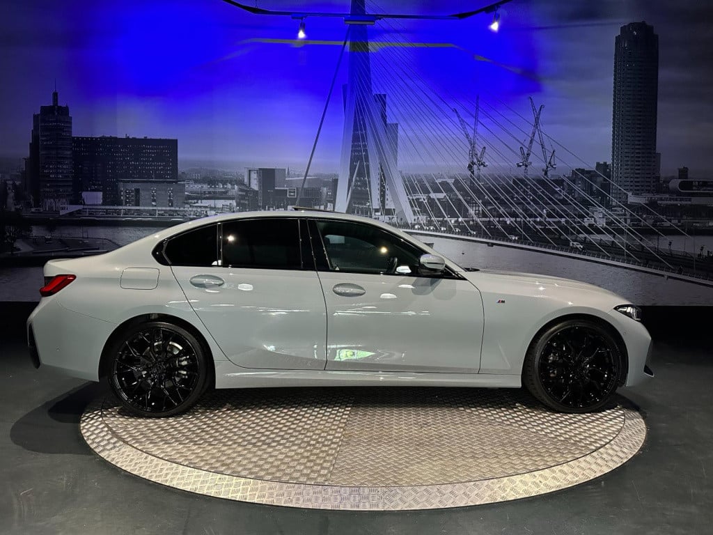BMW 3-serie 318i m sport edition *schuifdak*shadow line*camera*laser*