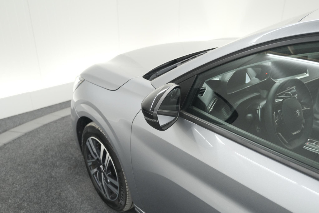 Peugeot 208 puretech 100 eat8 allure pack | camera | apple carplay | parkee