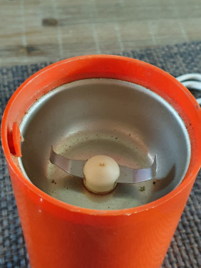 Mooie werkende jaren 70 space age Tefal oranje koffiemolen....