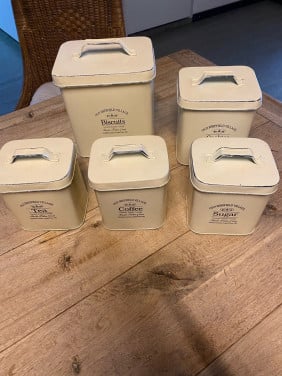 Set van 5 voorraad blikken.