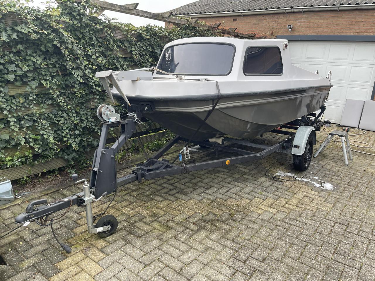 Pilot 420 kajuit boot of visboot met Suzuki 15 pk 4-takt en trailer