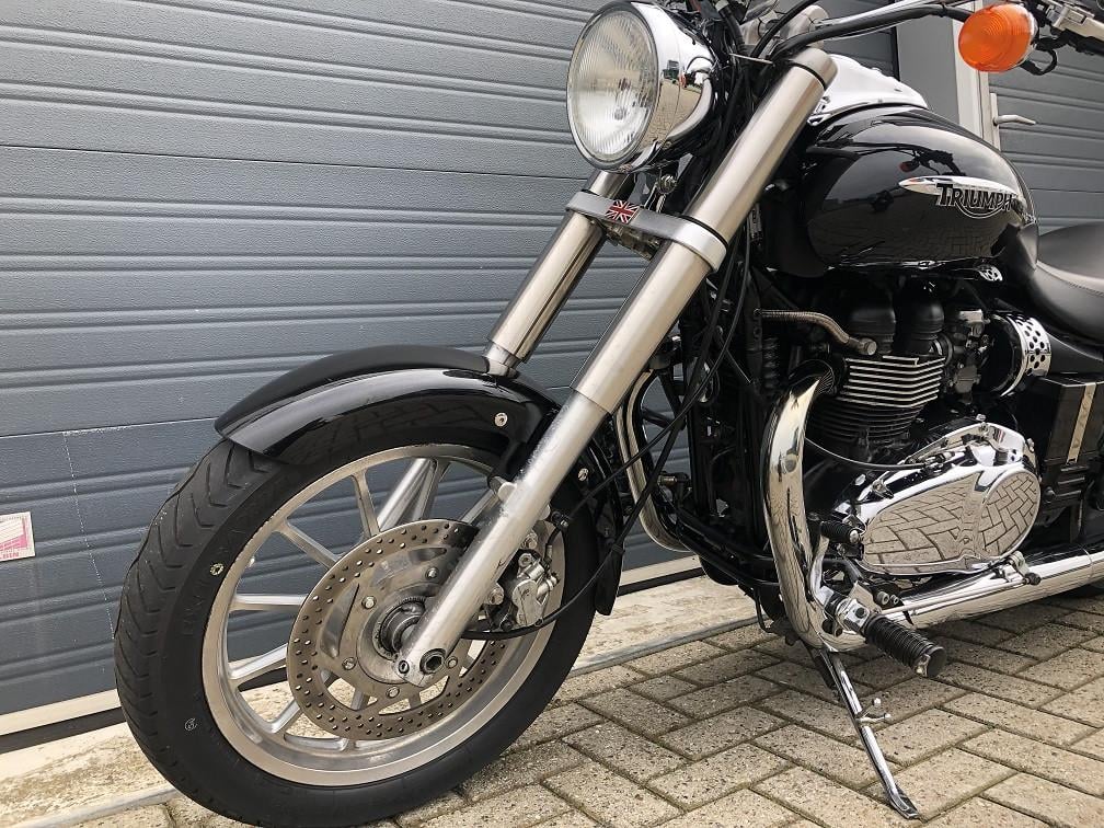 Triumph Bonnenville America uit 2008 met 27 dkm, lederen koffers etc €4250