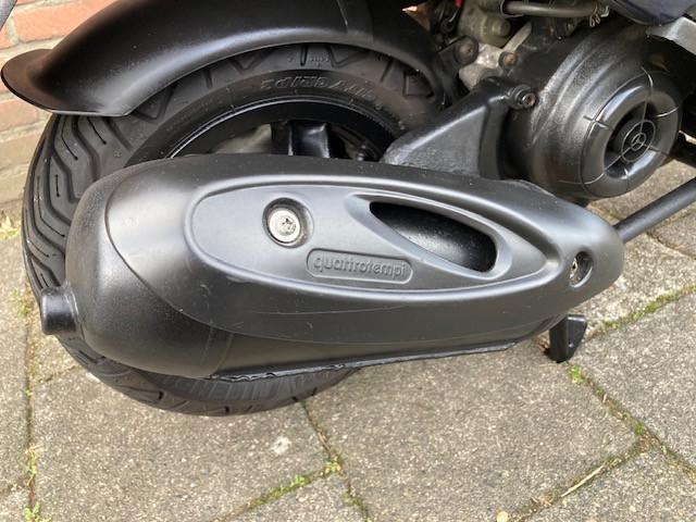 ZEER MOOIE PIAGGIO ZIP 4 TAKT SNOR SCOOTER ! BOUWJAAR 2013